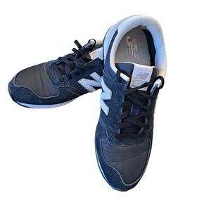 New Balance Womens 420 Black and White Sneakers Size 7.5